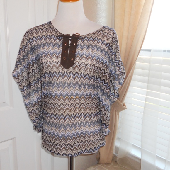 🌹Crochet tunic style shirt w/ suede laced detail - Picture 2 of 5